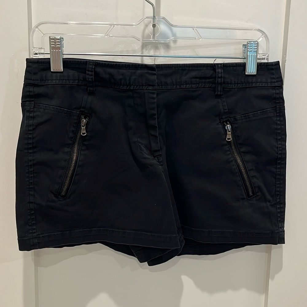 FREE w/2 item bundle purchase 
Women’s Kenneth Cole black shorts